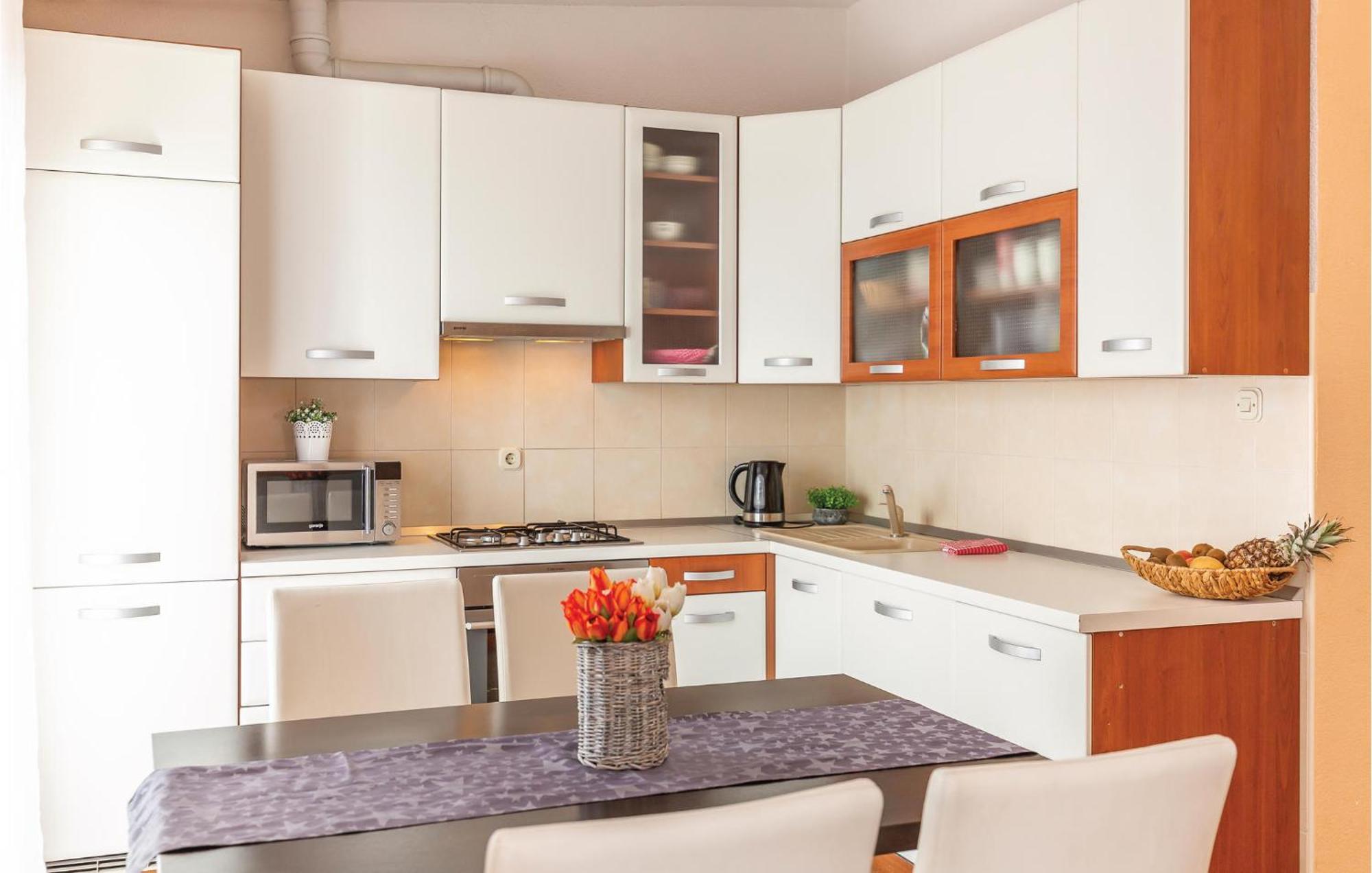 2 Bedroom Cozy Apartment In Makarska Zewnętrze zdjęcie